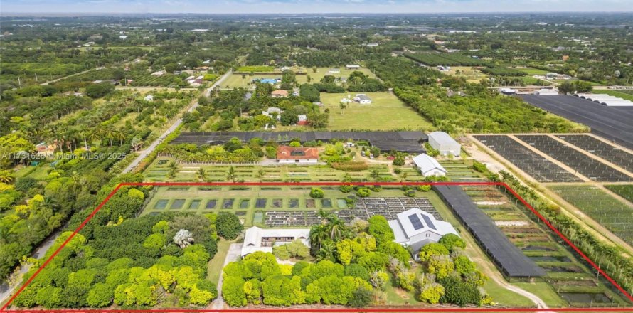 Commercial property in Homestead, Florida № 1895349