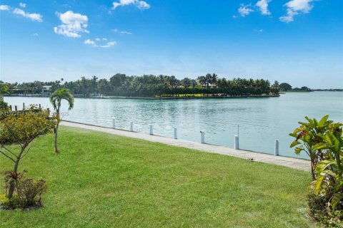 House in Surfside, Florida 509.48 sq.m. № 1868645 - photo 1