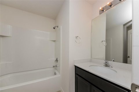 House in Dundee, Florida 3 bedrooms, 128.48 sq.m. № 1905901 - photo 14