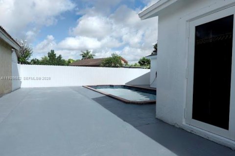 Снять в аренду виллу или дом в Майами, Флорида 3 спальни, № 1984150 - фото 17