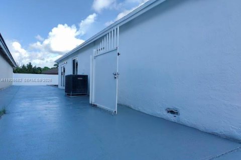 Снять в аренду виллу или дом в Майами, Флорида 3 спальни, № 1984150 - фото 16