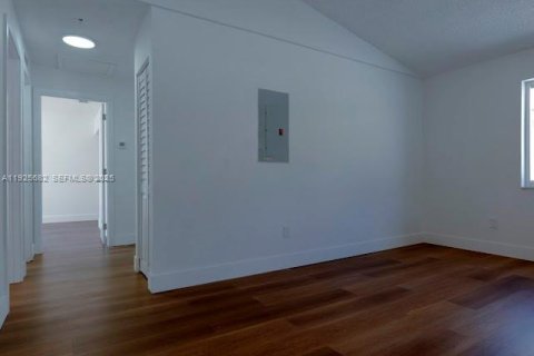 Снять в аренду виллу или дом в Майами, Флорида 3 спальни, № 1984150 - фото 12