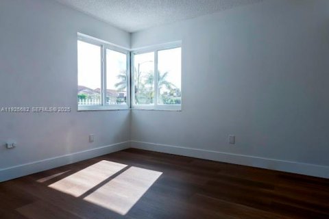 Снять в аренду виллу или дом в Майами, Флорида 3 спальни, № 1984150 - фото 10