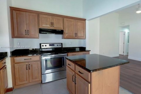 Снять в аренду виллу или дом в Майами, Флорида 3 спальни, № 1984150 - фото 1