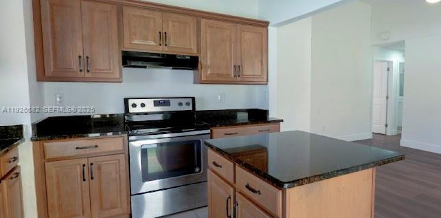 Дом в Майами, Флорида 3 спальни № 1984150