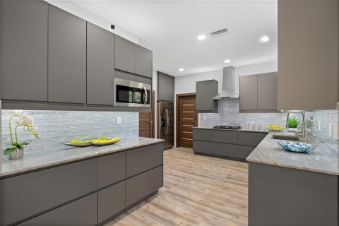 House in Hollywood, Florida 3 bedrooms, 267.74 sq.m. № 1925112 - photo 14