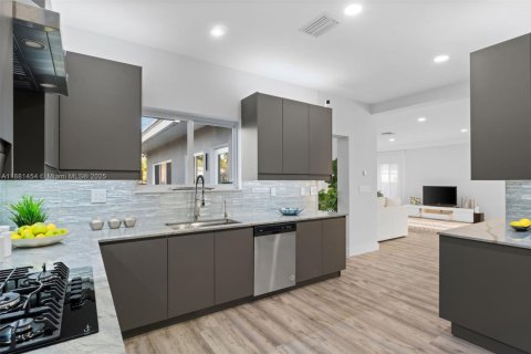 House in Hollywood, Florida 3 bedrooms, 267.74 sq.m. № 1925112 - photo 15