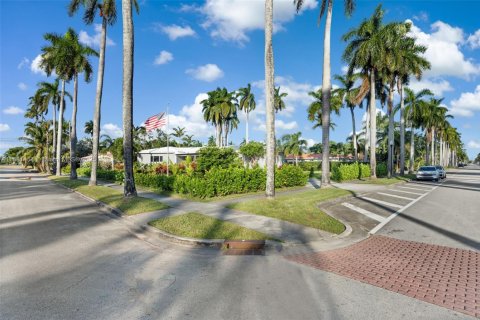 House in Hollywood, Florida 3 bedrooms, 267.74 sq.m. № 1925112 - photo 5