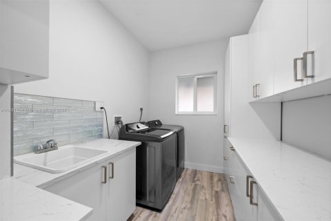 House in Hollywood, Florida 3 bedrooms, 267.74 sq.m. № 1925112 - photo 22