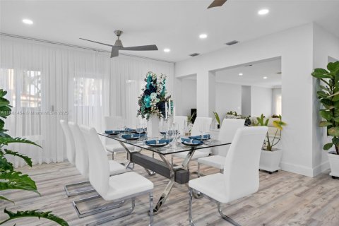 House in Hollywood, Florida 3 bedrooms, 267.74 sq.m. № 1925112 - photo 11
