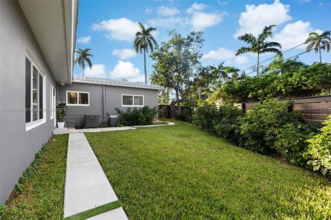 House in Hollywood, Florida 3 bedrooms, 267.74 sq.m. № 1925112 - photo 23