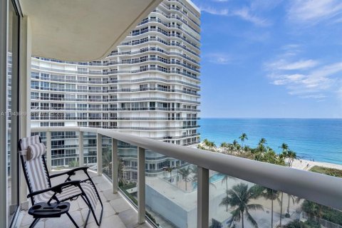 Condominio en alquiler en Surfside, Florida, 2 dormitorios, 183.95 m2 № 2001135 - foto 15