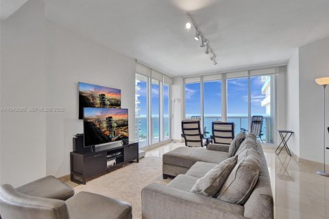 Condominio en alquiler en Surfside, Florida, 2 dormitorios, 183.95 m2 № 2001135 - foto 2