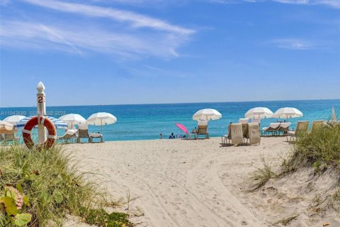 Condominio en alquiler en Surfside, Florida, 2 dormitorios, 183.95 m2 № 2001135 - foto 30