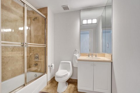 Condominio en alquiler en Surfside, Florida, 2 dormitorios, 183.95 m2 № 2001135 - foto 11