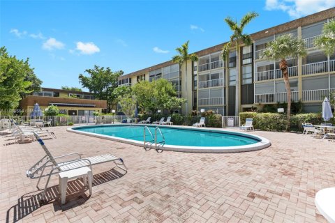 Condo in Deerfield Beach, Florida, 2 bedrooms  № 2013818 - photo 24
