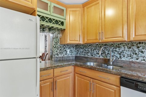 Condo in Deerfield Beach, Florida, 2 bedrooms  № 2013818 - photo 13