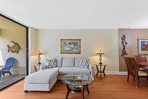 Condo in Deerfield Beach, Florida, 2 bedrooms  № 2013818 - photo 9