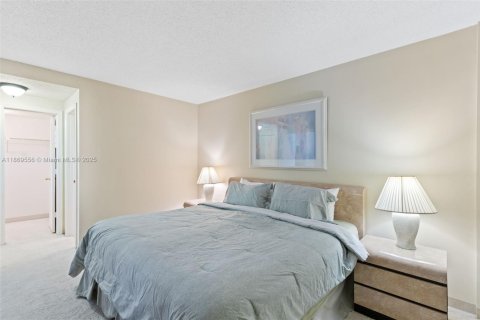 Condo in Deerfield Beach, Florida, 2 bedrooms  № 2013818 - photo 15
