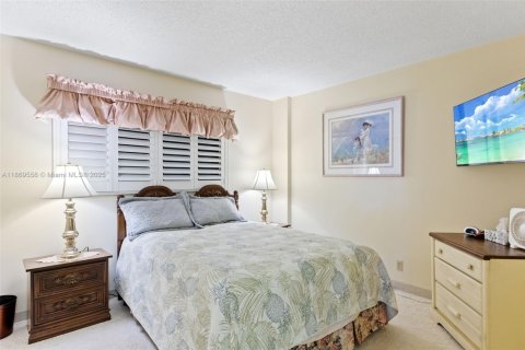 Condo in Deerfield Beach, Florida, 2 bedrooms  № 2013818 - photo 19