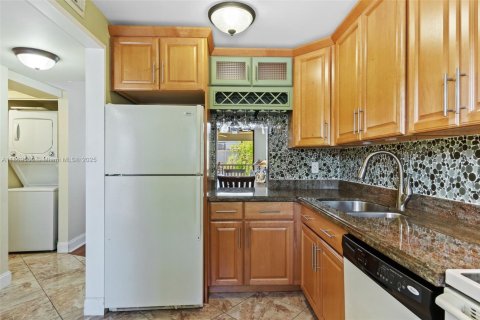 Condo in Deerfield Beach, Florida, 2 bedrooms  № 2013818 - photo 12