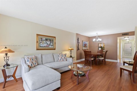 Condo in Deerfield Beach, Florida, 2 bedrooms  № 2013818 - photo 10