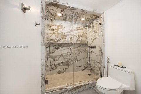 Condo in Miami, Florida, 2 bedrooms  № 2256619 - photo 18