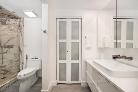 Condo in Miami, Florida, 2 bedrooms  № 2256619 - photo 17