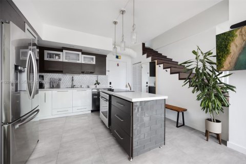 Condo in Miami, Florida, 2 bedrooms  № 2256619 - photo 4