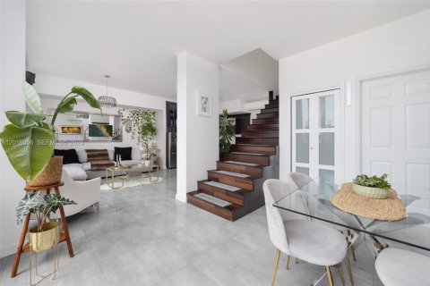 Condo in Miami, Florida, 2 bedrooms  № 2256619 - photo 5
