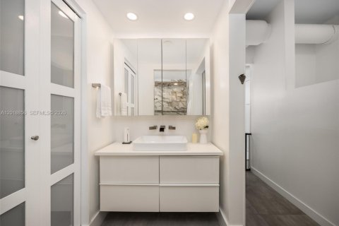 Condo in Miami, Florida, 2 bedrooms  № 2256619 - photo 19
