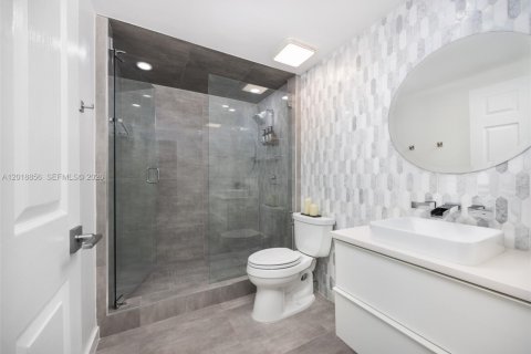 Condo in Miami, Florida, 2 bedrooms  № 2256619 - photo 11