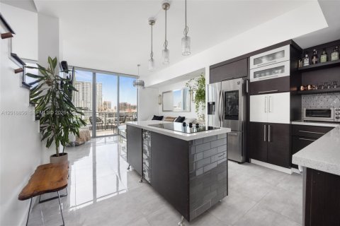 Condo in Miami, Florida, 2 bedrooms  № 2256619 - photo 2