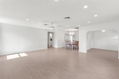 Casa en venta en Bradenton, Florida, 2 dormitorios, 167.5 m2 № 1911734 - foto 10