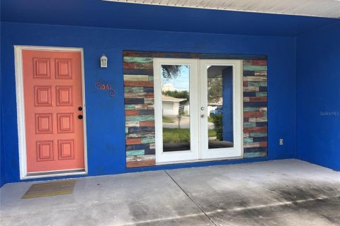 House in Clearwater, Florida 3 bedrooms, 173.17 sq.m. № 2394349 - photo 2