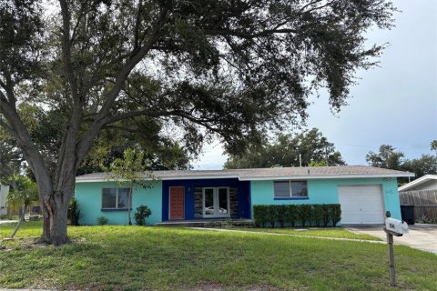House in Clearwater, Florida 3 bedrooms, 173.17 sq.m. № 2394349
