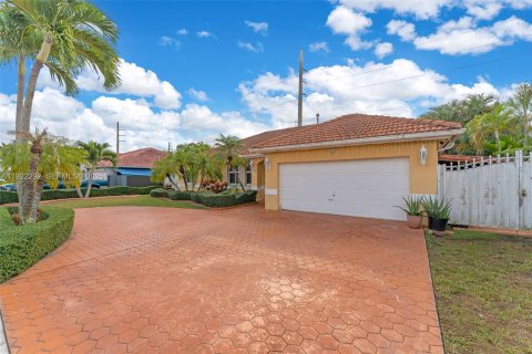Casa en venta en Miami, Florida, 4 dormitorios, 188.13 m2 № 1982040 - foto 2