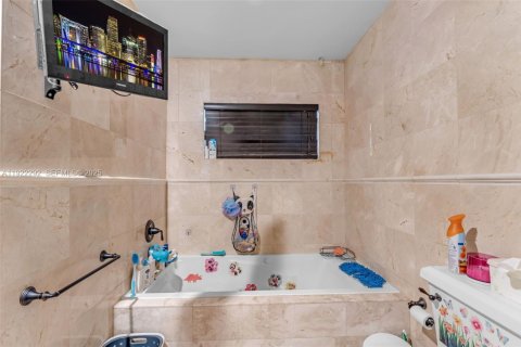 Casa en venta en Miami, Florida, 4 dormitorios, 188.13 m2 № 1982040 - foto 25