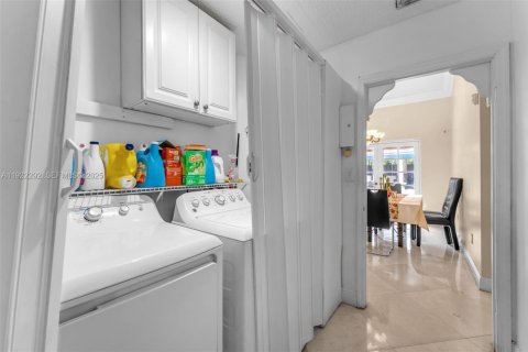 Casa en venta en Miami, Florida, 4 dormitorios, 188.13 m2 № 1982040 - foto 30