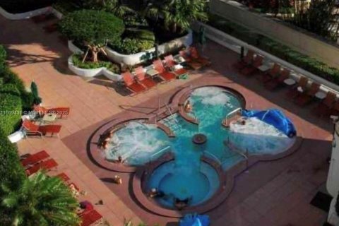 Condo in Miami, Florida, 2 bedrooms  № 2023106 - photo 13