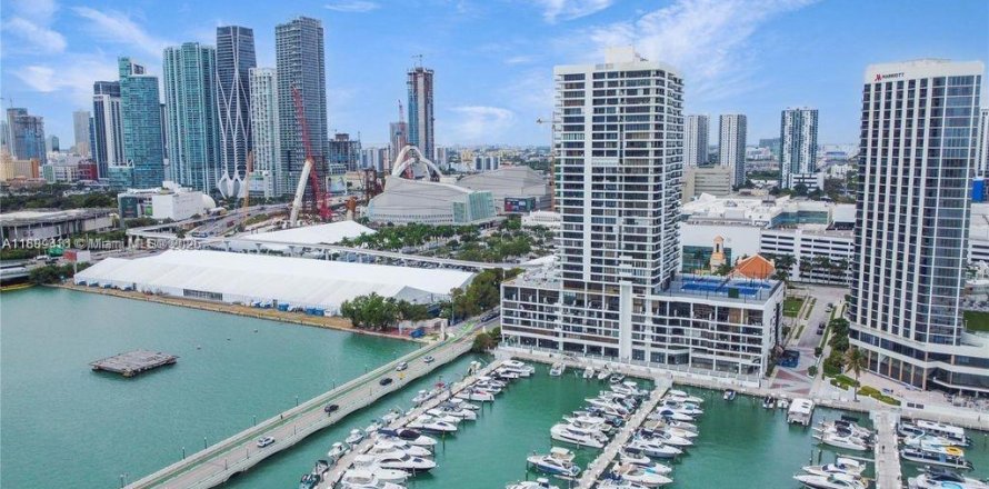 Condo in Miami, Florida, 2 bedrooms  № 2023106