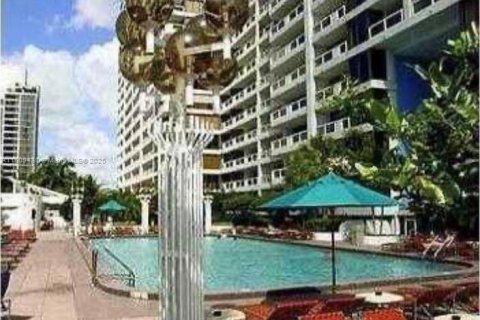 Condo in Miami, Florida, 2 bedrooms  № 2023106 - photo 14