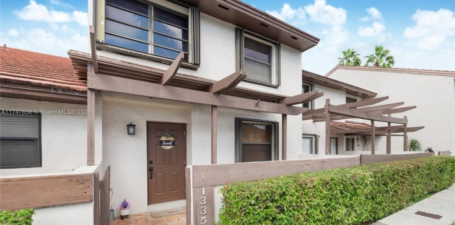 Townhouse in Miami, Florida 3 bedrooms, 147.9 sq.m. № 1864213