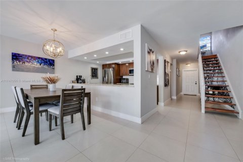 Townhouse in Miami, Florida 3 bedrooms, 147.9 sq.m. № 1864213 - photo 4