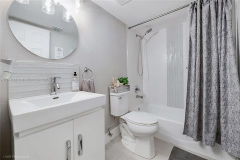 Townhouse in Miami, Florida 3 bedrooms, 147.9 sq.m. № 1864213 - photo 9