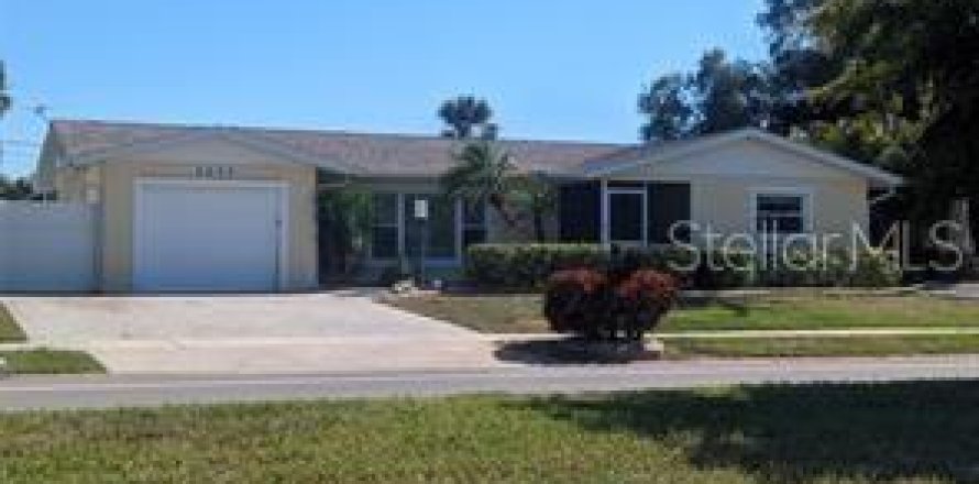 House in Sarasota, Florida 2 bedrooms, 141.58 sq.m. № 2208934