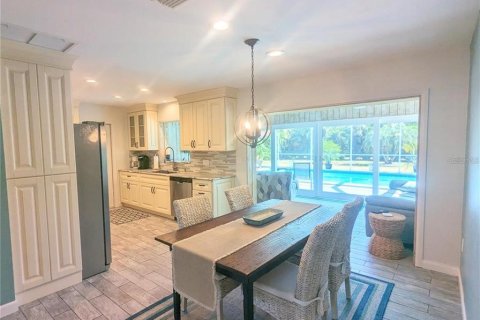 House in Sarasota, Florida 2 bedrooms, 141.58 sq.m. № 2208934 - photo 2