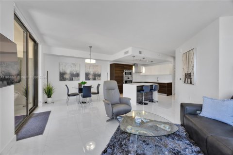 Condo in Coral Gables, Florida, 2 bedrooms  № 1893384 - photo 18