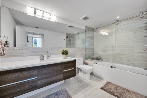 Condo in Coral Gables, Florida, 2 bedrooms  № 1893384 - photo 21