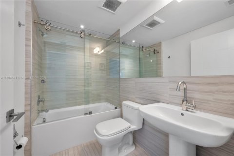 Condo in Coral Gables, Florida, 2 bedrooms  № 1893384 - photo 26